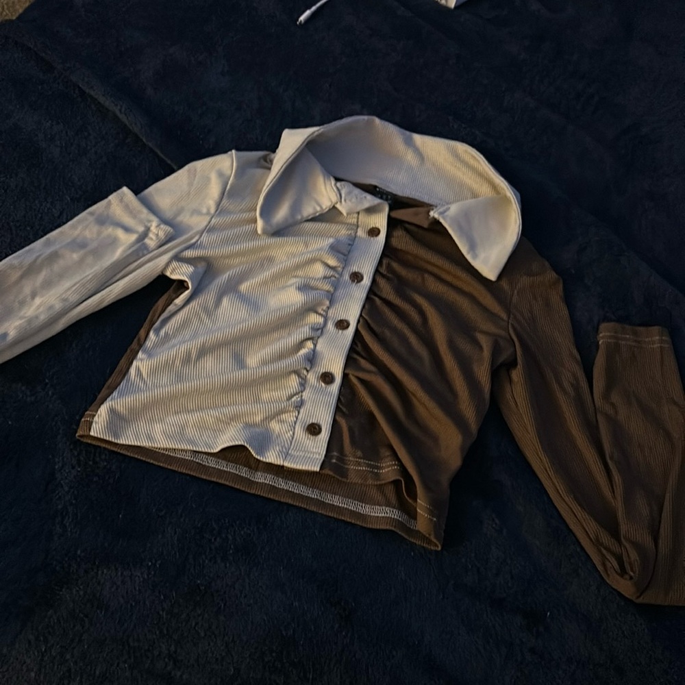 Crop top long sleeve button up size small color, tan and brown also stretchy